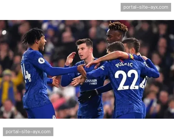 终场哨响，提前保级成功的勒阿弗尔球员与球迷狂欢庆祝